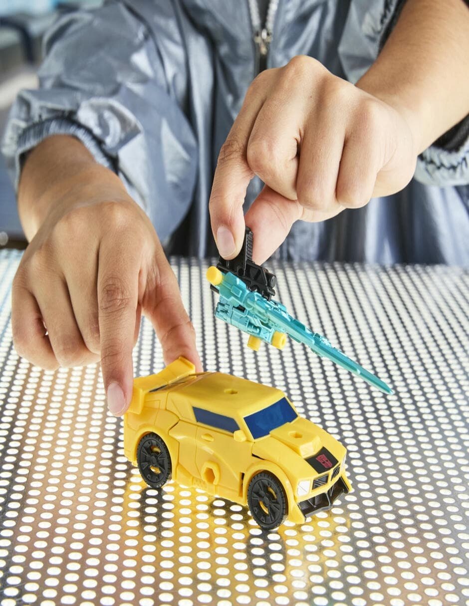 Figura de acción articulada Transfomers Cyberworld Bumblebee 2 en 1 8