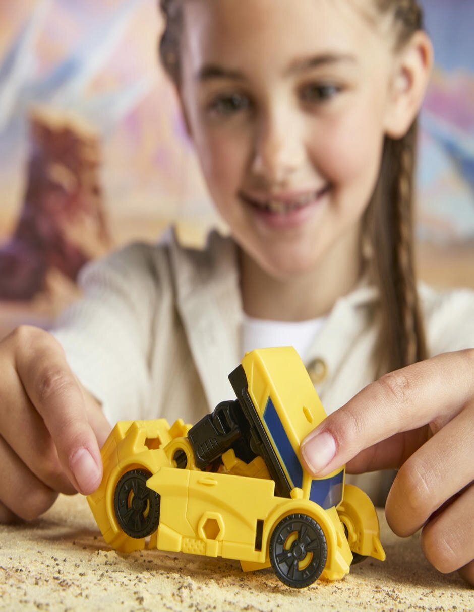 Figura de acción articulada Transfomers Cyberworld Bumblebee 2 en 1 10