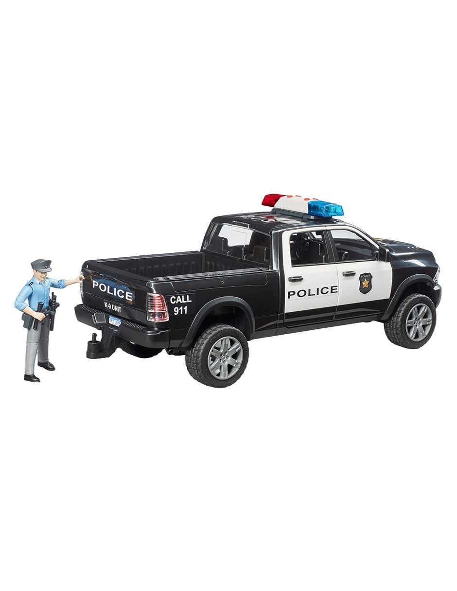 Camioneta policial RAM 2500 con policía 02505 2