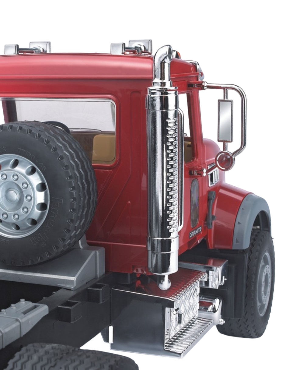 Vehículo Camión MACK Granite con plataforma baja y JCB 4CX 4