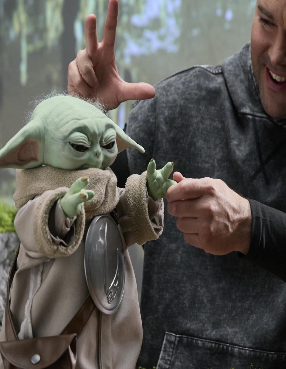Figuras accionstar wars the mandalorian and grogu ultimate grogu collectors con movimiento y sonido 4