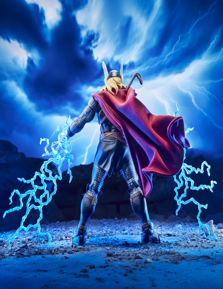 Figura de acción articulada Legends Series Thor estándar Marvel 11