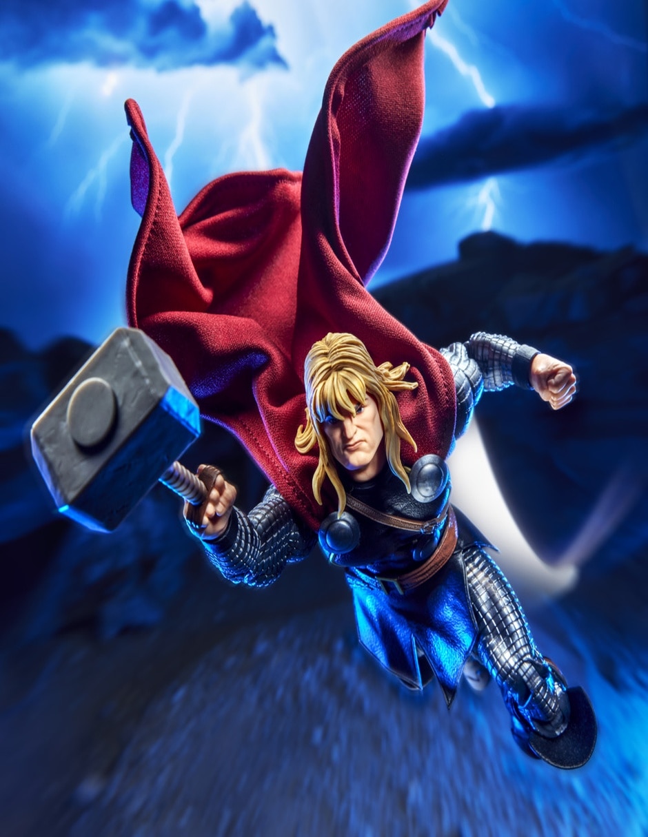 Figura de acción articulada Legends Series Thor estándar Marvel 4