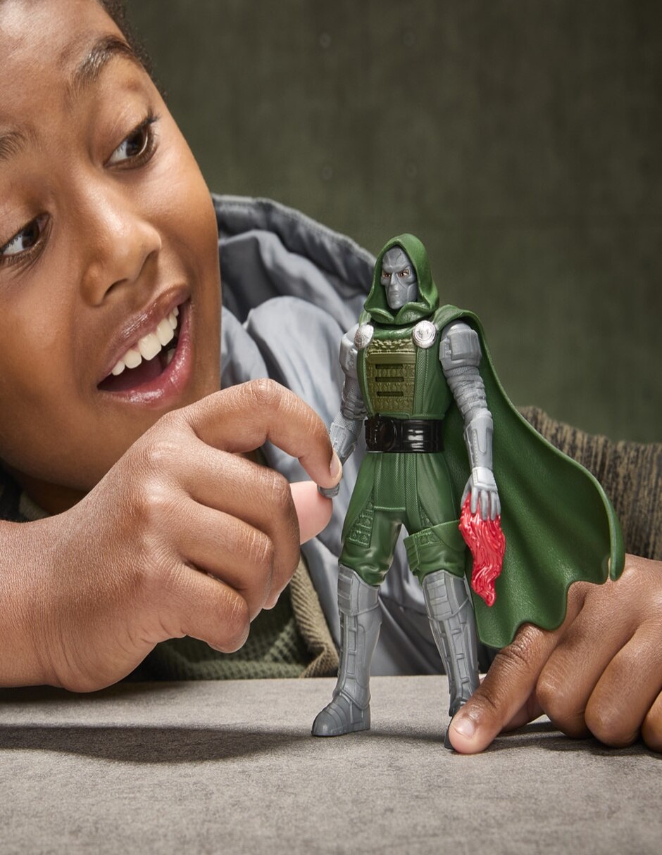 Figura de acción articulada avengers doctor doom estándar con sonido 6