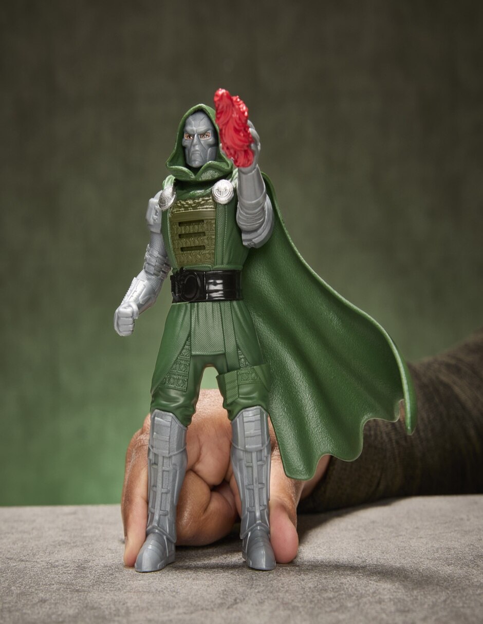 Figura de acción articulada avengers doctor doom estándar con sonido 11