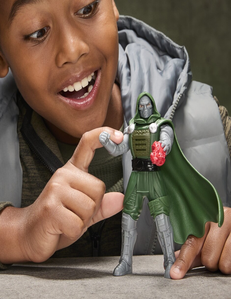 Figura de acción articulada avengers doctor doom estándar con sonido 12