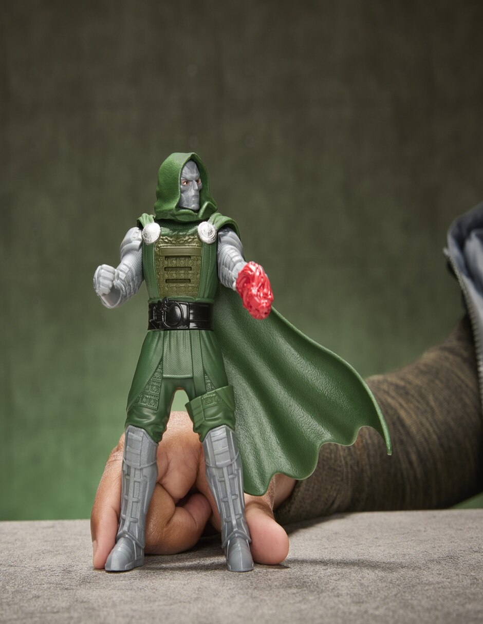 Figura de acción articulada avengers doctor doom estándar con sonido 4