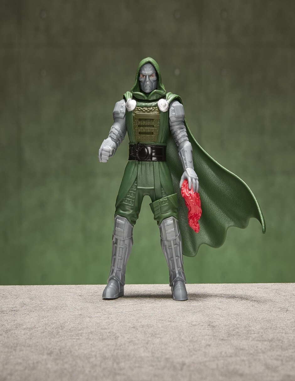 Figura de acción articulada avengers doctor doom estándar con sonido 5