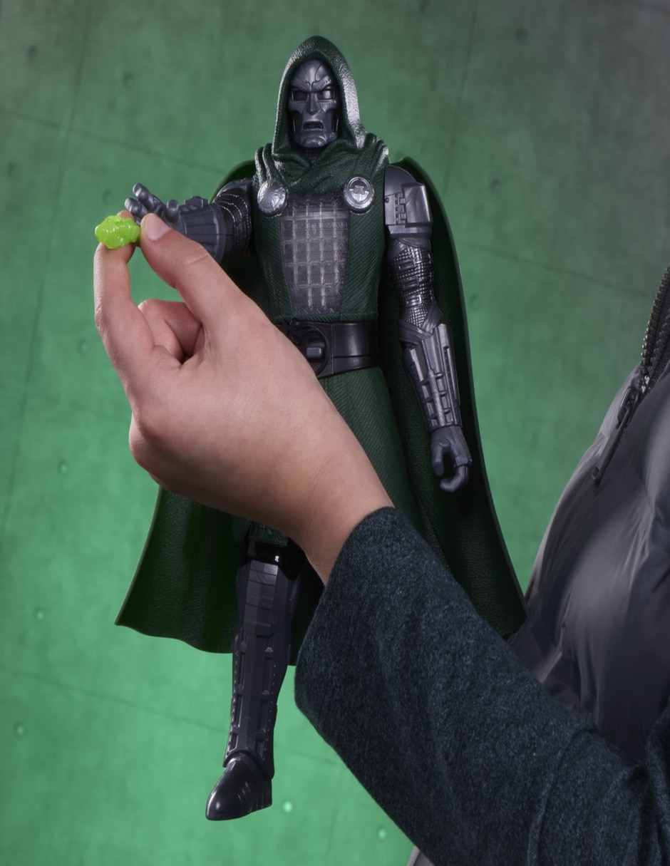 Figura de acción articulada doctor doom estándar nfc 4