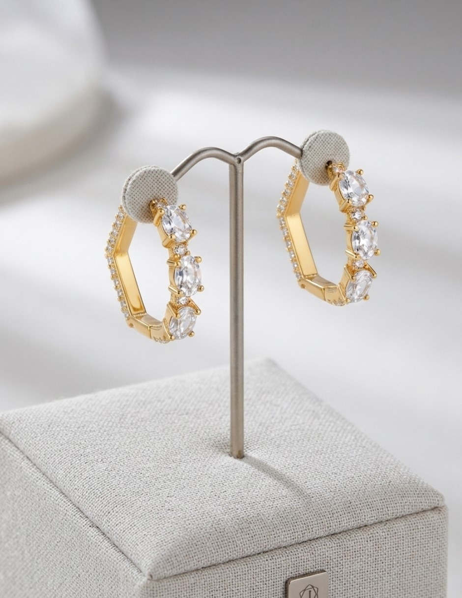 Arracadas elegantes de oro laminado 14 k con acabado brillante zirconia cúbica